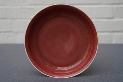 Une assiette en porcelaine de Chine rouge monochrome, Qianlong